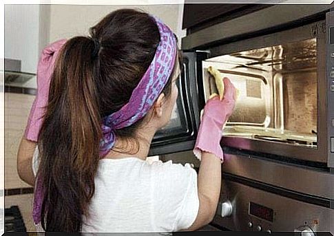 Clean the microwave