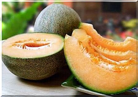 Melon to naturally reduce bags under the eyes