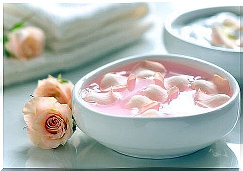 5 recipes with rose water to beautify your face