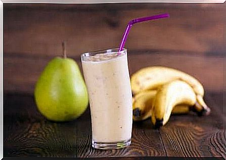 Breakfast smoothies with banana, oats and cinnamon