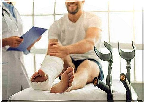 A man at an examination table with a cast.