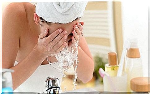 Castor oil as a makeup remover