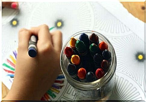 Fine motor skills are trained by drawing. 