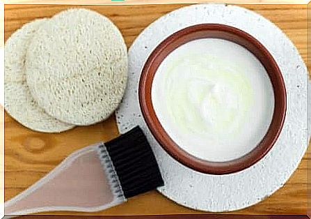 Face mask with yogurt and banana for smooth and youthful skin