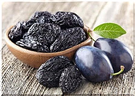 Plums and prunes in a homemade syrup against constipation.