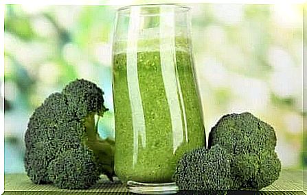 green juice with broccoli next to it