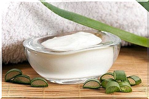 Remove dead skin cells with aloe vera