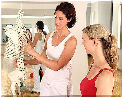 Woman learns about the spine